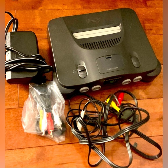 Nintendo 64 + 2 Controllers + 6 Games - Picture 1 of 12